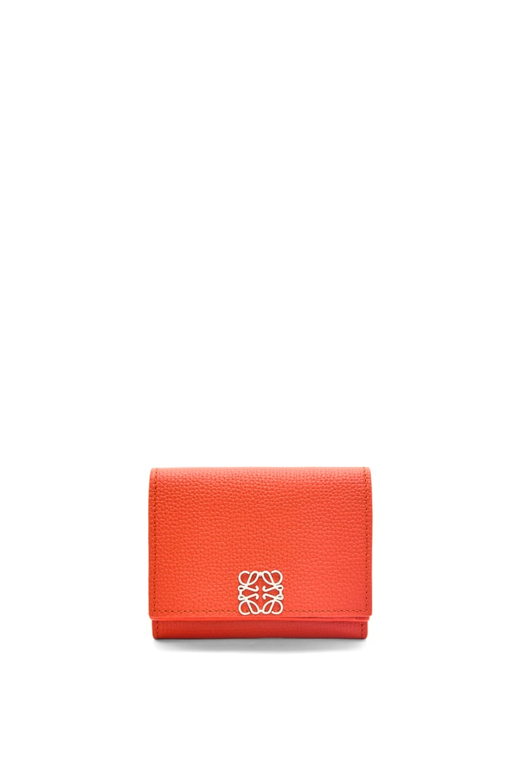 LOEWE Anagram Trifold-Brieftasche aus Pebble Grain Kalbsleder Sunrise Orange