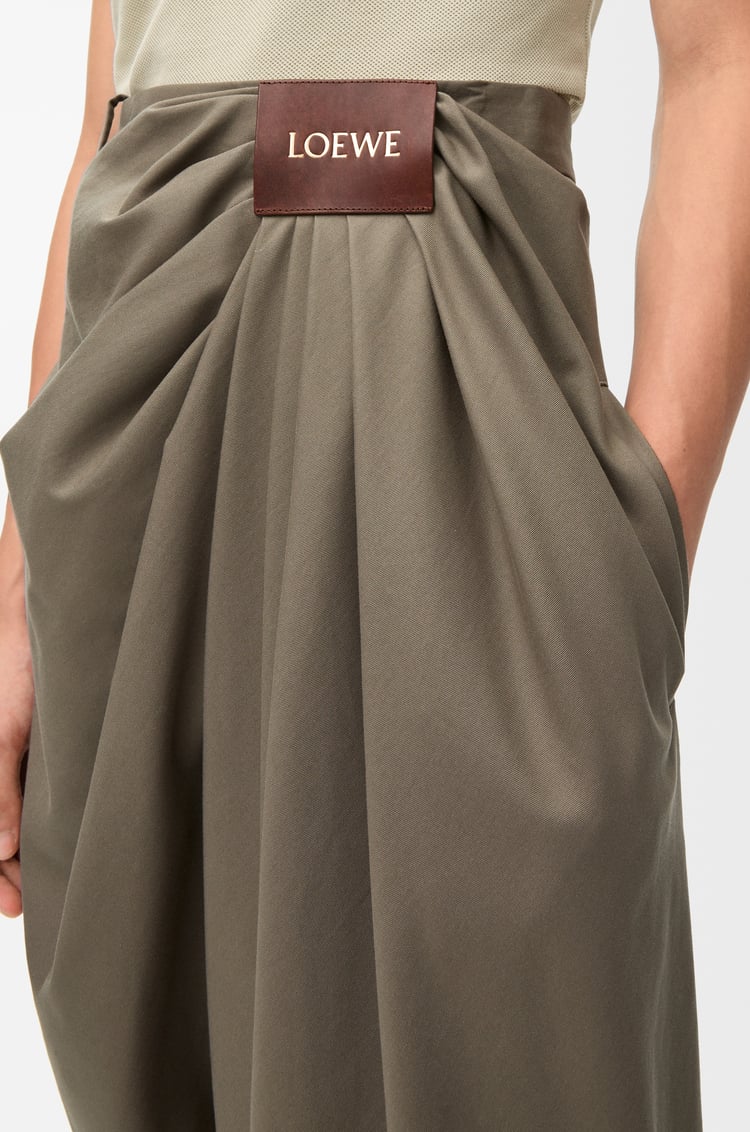 LOEWE Pantalón drapeado en algodón y seda Marrón Caqui