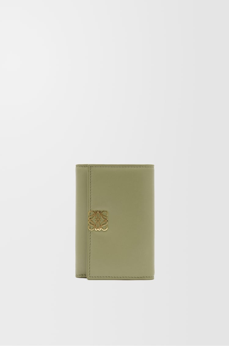 LOEWE 亮面納帕小牛皮 Puffer Anagram 小型直式錢包 尤加利綠