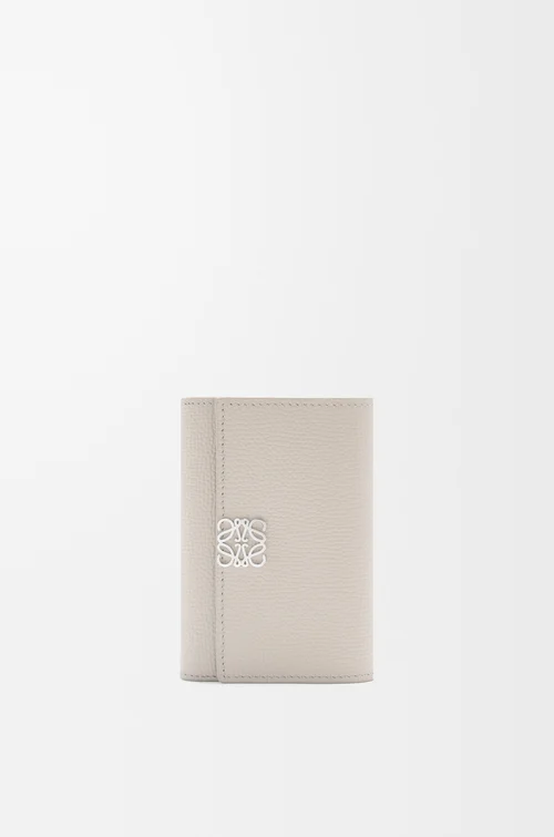 LOEWE 小号鹅卵石纹牛皮革 Anagram 竖款钱包 浅轻灵灰