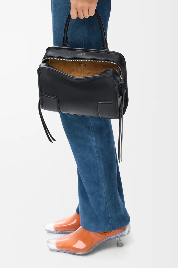 LOEWE Bolso Amazona 180 pequeño en piel de ternera suave Negro