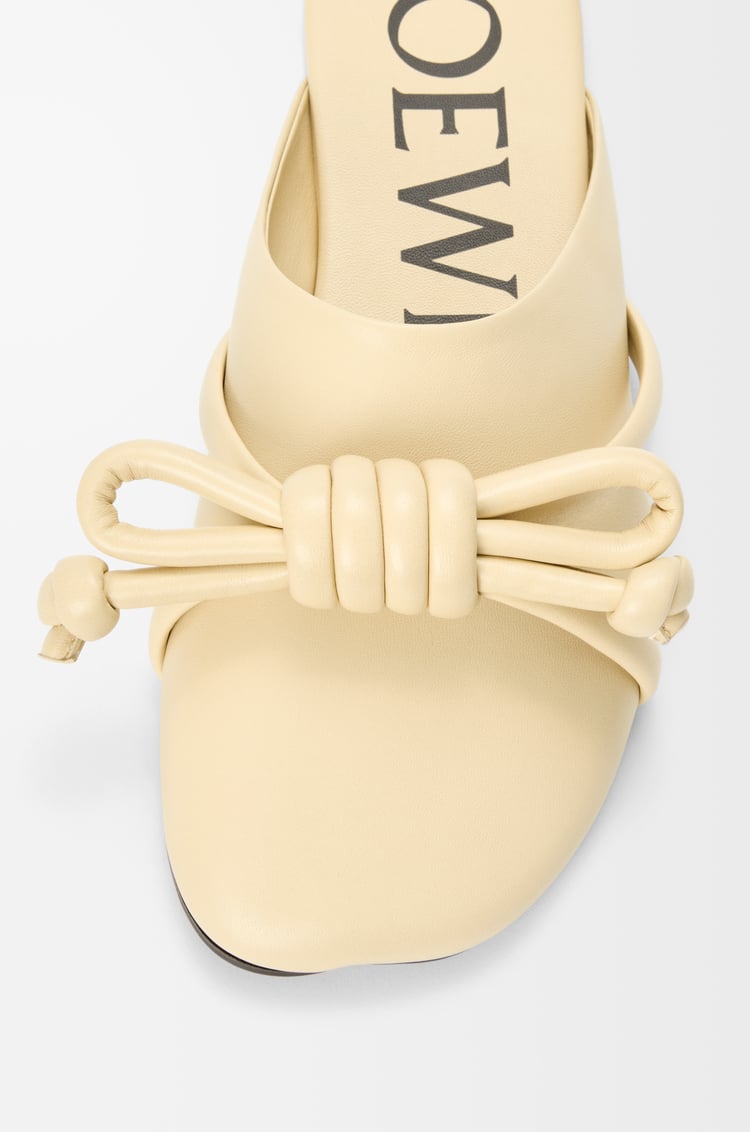LOEWE Flamenco Knot mule en piel de cordero Mantequilla