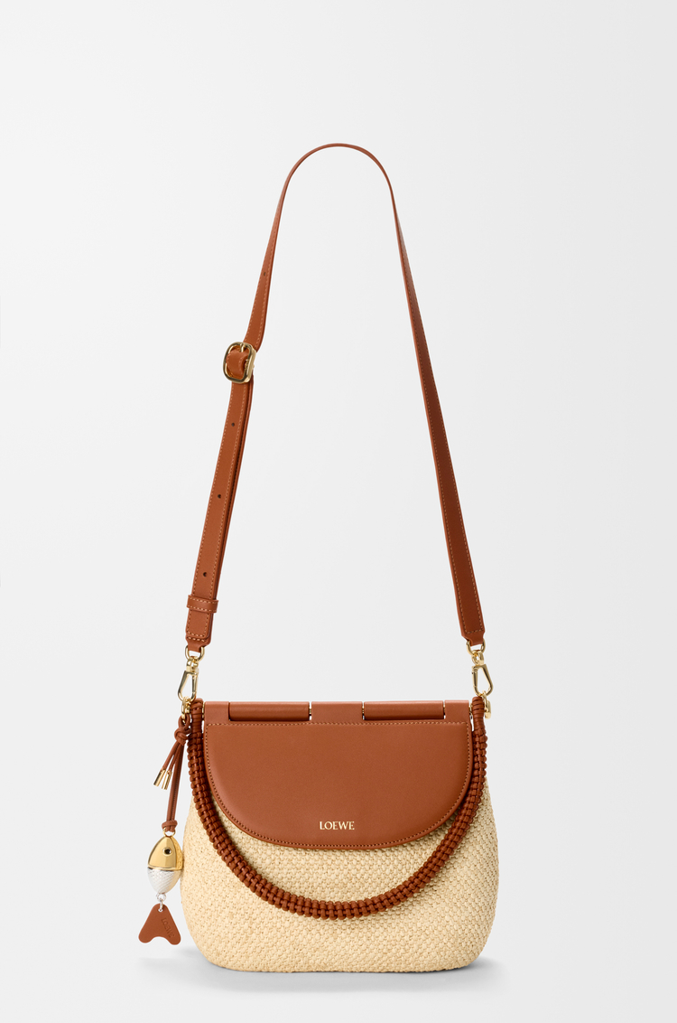 LOEWE Medium Pescador bag in raffia and calfskin Natural/Tan
