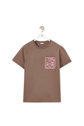 LOEWE Camiseta en algodón con bolsillo falso y anagrama Gris Calido plp_rd