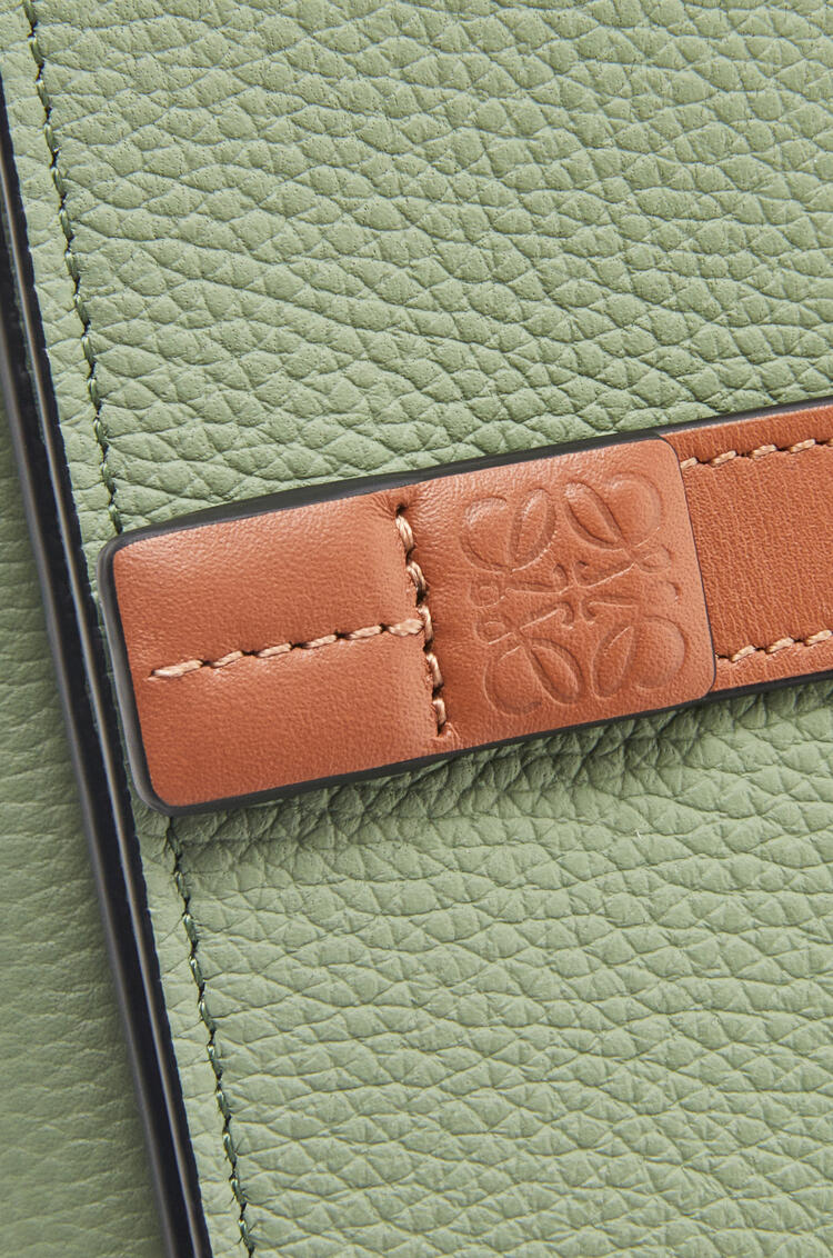 LOEWE Trifold wallet in soft grained calfskin Rosemary/Tan pdp_rd