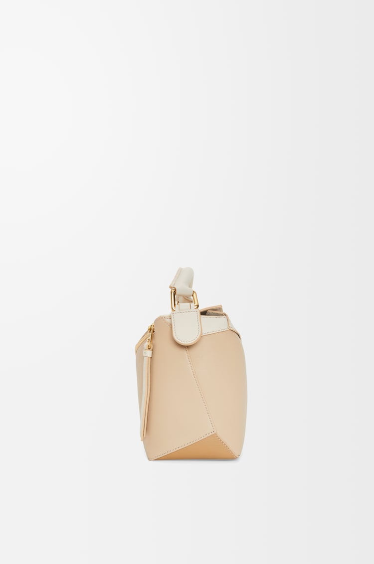 LOEWE Bolso Puzzle pequeño en piel de ternera Angora/Beige Empolvado/Dorado