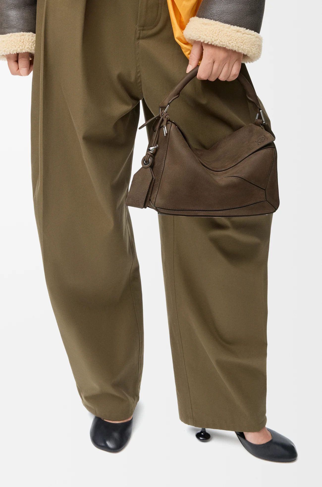 LOEWE Borsa Featherlight Puzzle piccola in nabuk granato Tundra