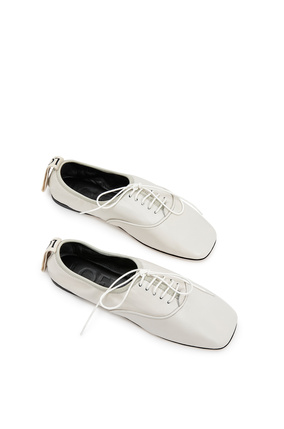 LOEWE Zapato derby en suave piel de cordero Blanco Suave plp_rd