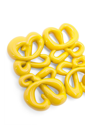 LOEWE Inflated Anagram charm in metal Yellow