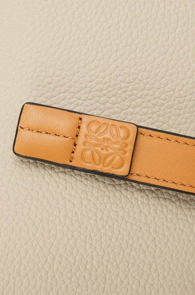 LOEWE Cartera compacta con cremallera en piel de ternera Avena Claro/Miel