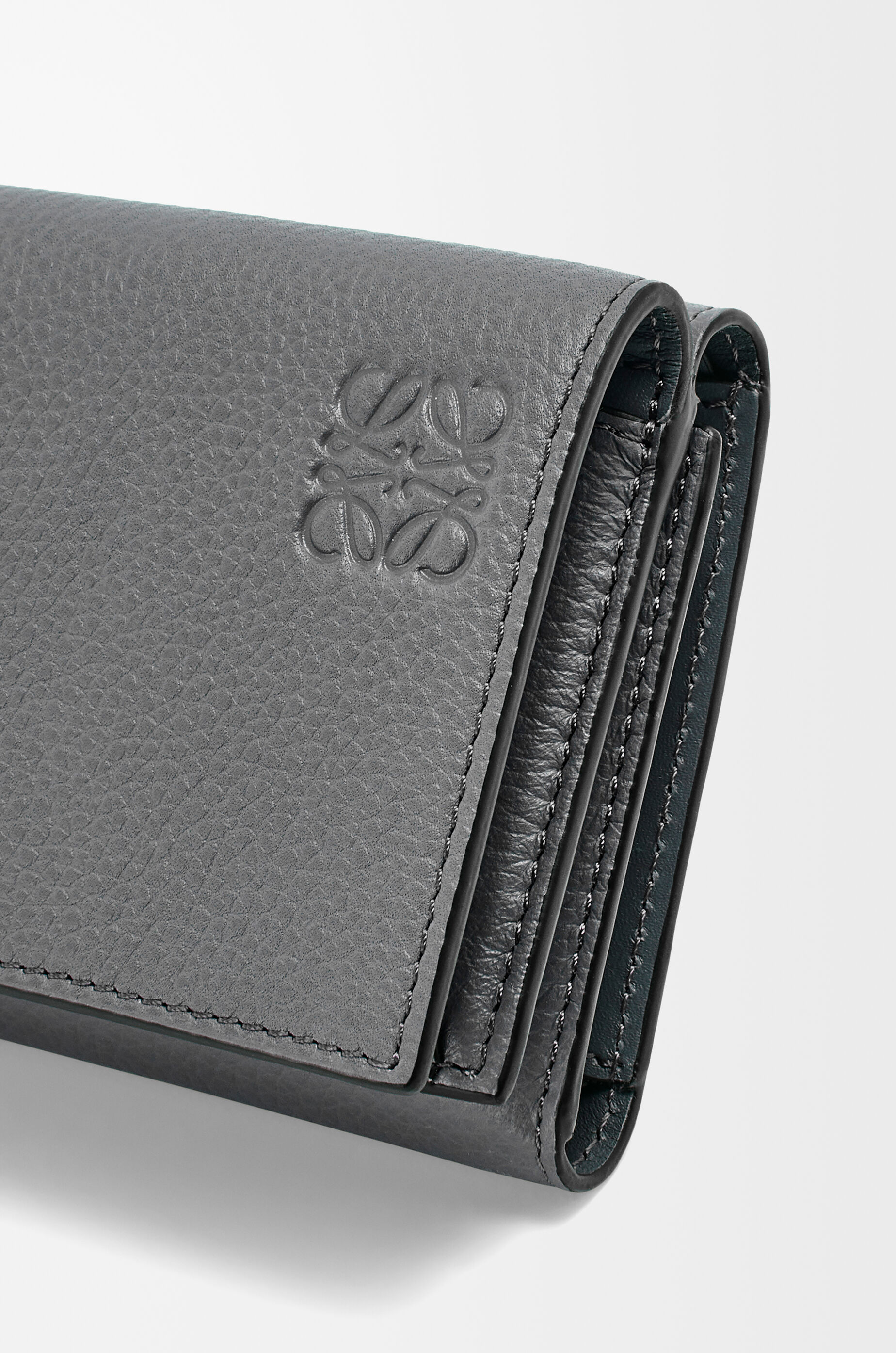 トライフォールド ウォレット（ソフトグレインカーフ） グレー - LOEWE