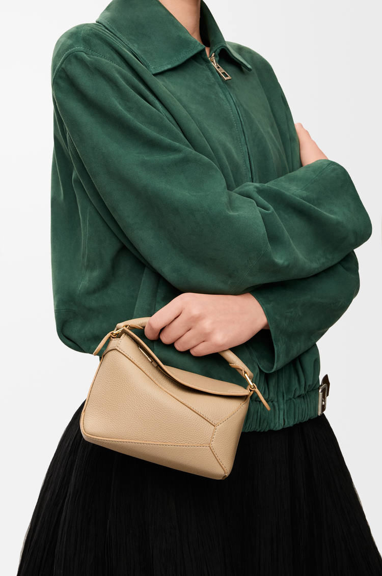 LOEWE Minibolso Puzzle Edge en suave piel de ternera graneada Arena