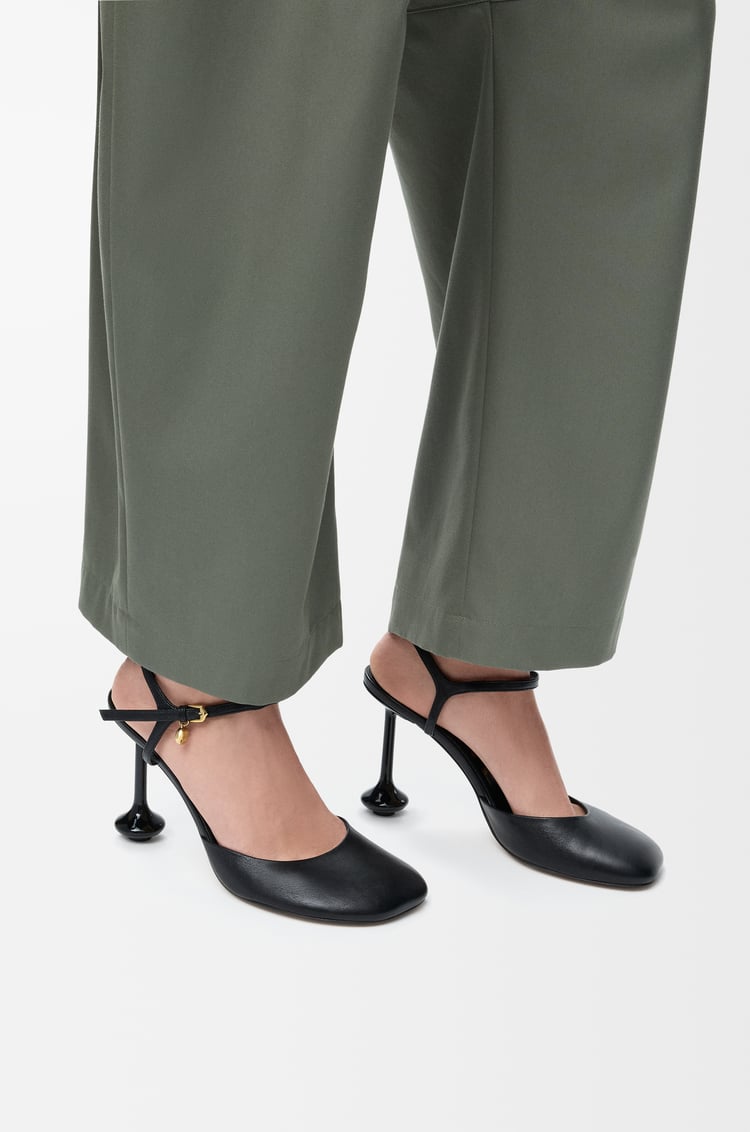 LOEWE Zapato de salón con tira en el tobillo en piel de cordero Negro