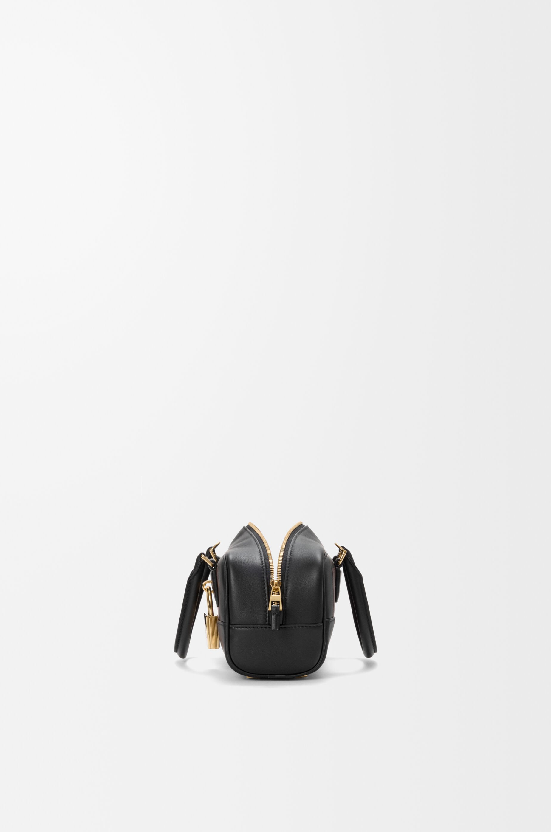 アマソナ23 クロップド バッグ（ナパカーフ） ブラック - LOEWE