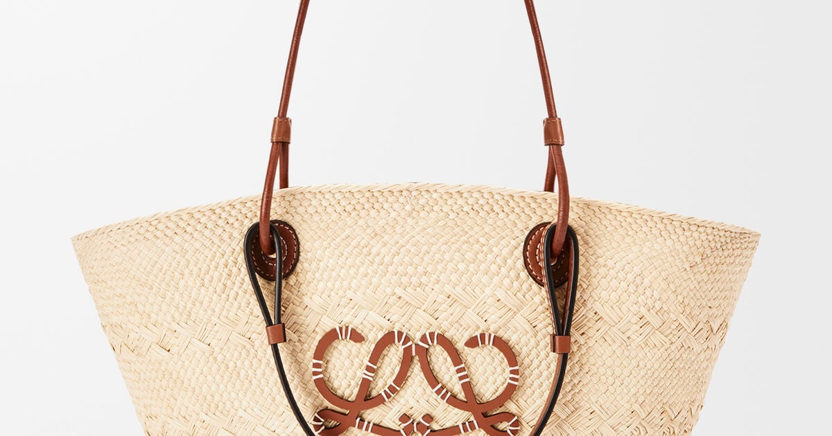 Medium Anagram Basket bag in iraca palm and calfskin Beige - LOEWE