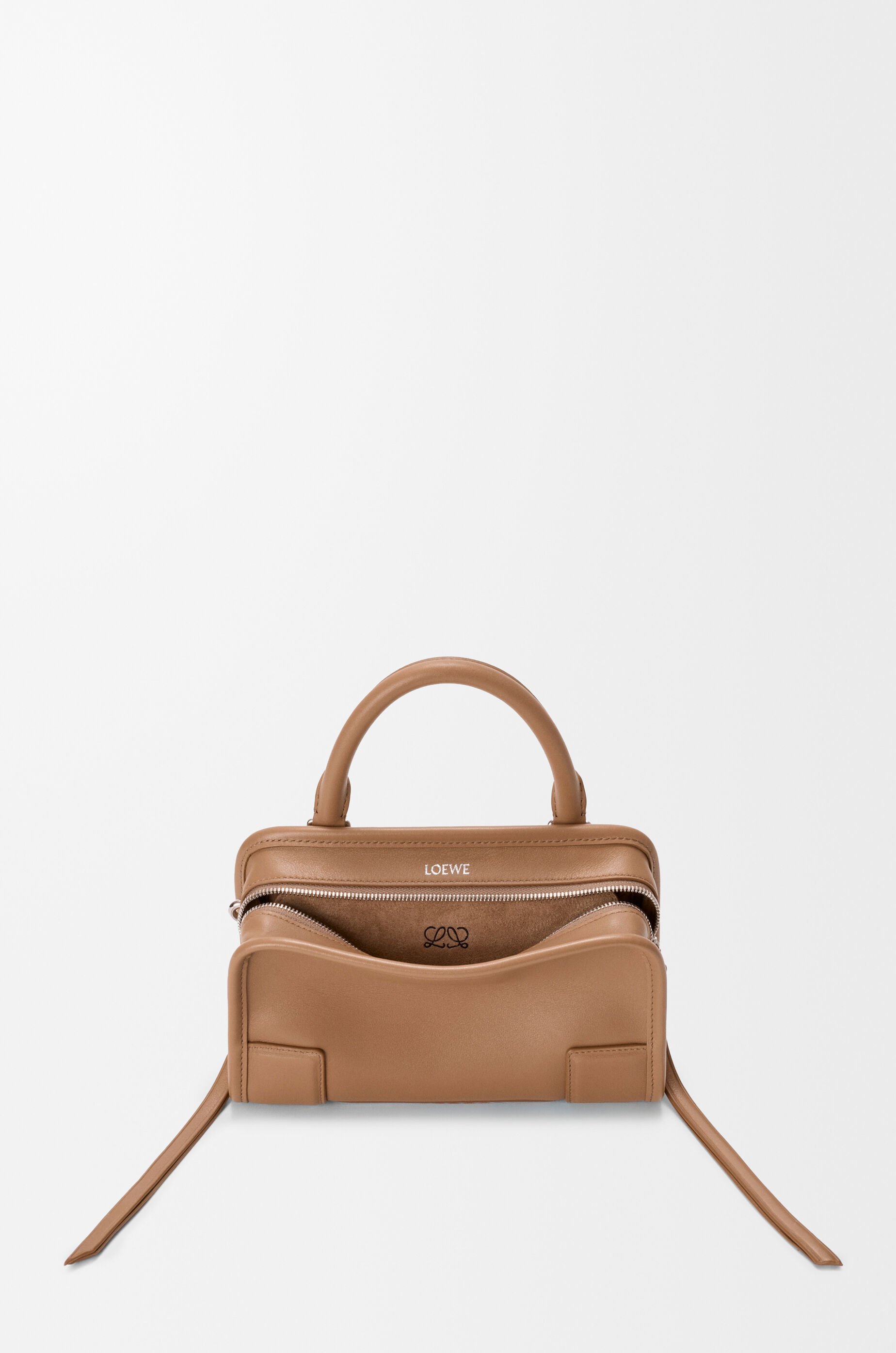 LOEWEロエベ　ヴィンテージ　アマソナ　ロゴ　コンビカフス　42750 LOEWEのアイコン「アマソナ」バッグ。旧型〜現行の3世代を紐解く
