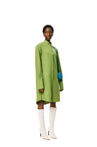 LOEWE Vestido camisero plisado en algodón Verde Bean pdp_rd