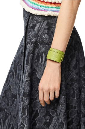 LOEWE Small slap bracelet in calfskin Meadow Green plp_rd