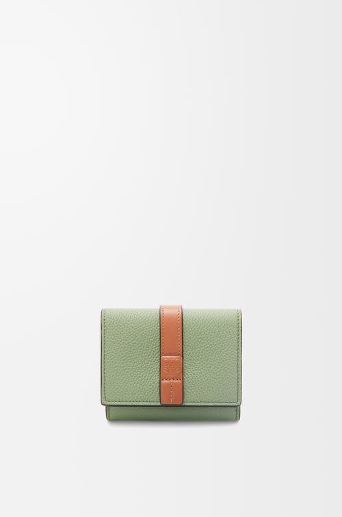 LOEWE 柔软粒面牛皮革三折钱包 迷迭香绿色/焦糖棕