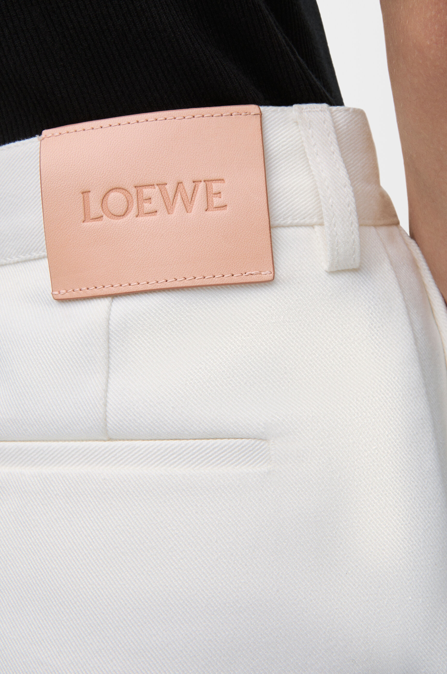 プリーツ トラウザーズ（デニム） ホワイト - LOEWE