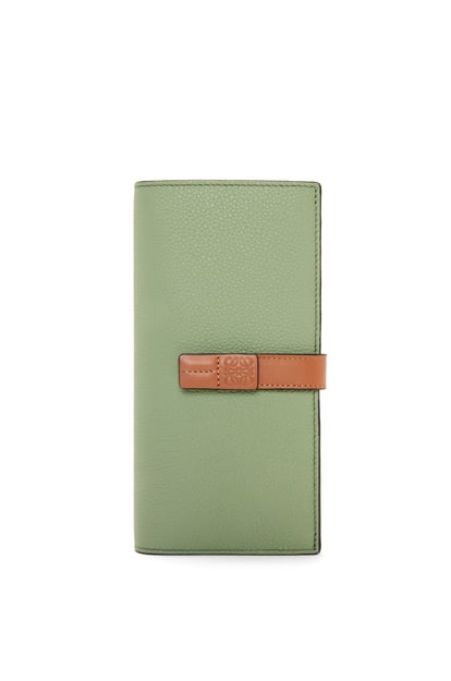 LOEWE Large vertical wallet in grained calfskin 迷迭香綠/棕褐色