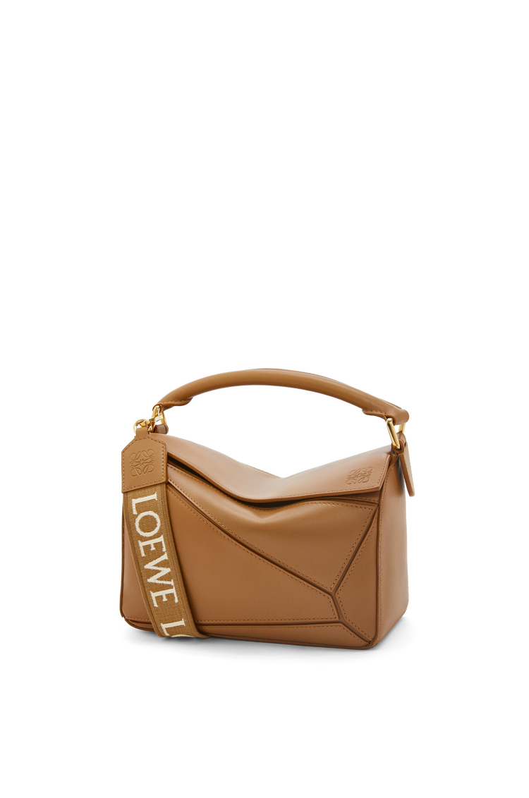 LOEWE Bolso Puzzle pequeño en piel de ternera satinada Roble