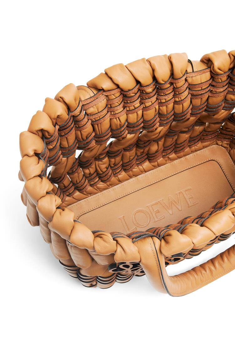 LOEWE Bolso Tubular Basket pequeño en piel napa de cordero Desierto Cálido