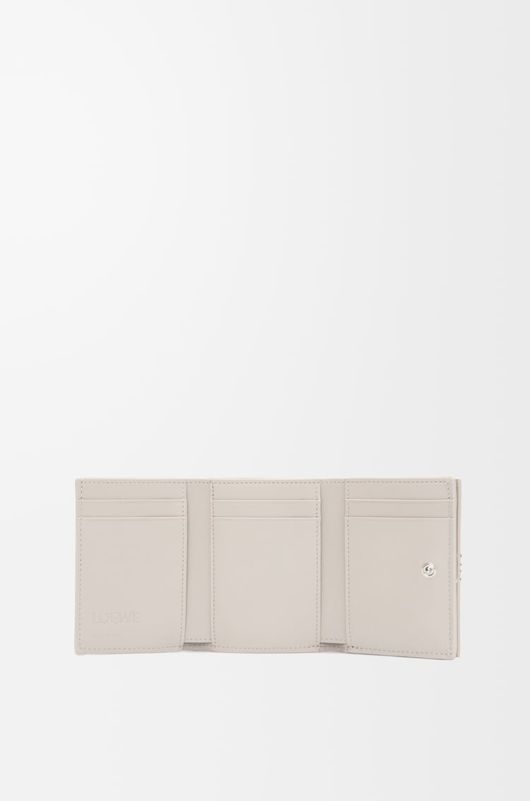 LOEWE アナグラム トライフォールド ウォレット（ペブルグレインカーフ） ライトゴースト