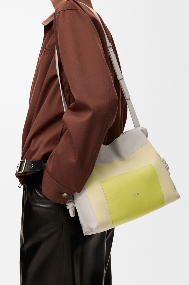 LOEWE Mittelgroße Flamenco Clutch aus Nappa-Kalbsleder Blassgrau/Heller Citrin