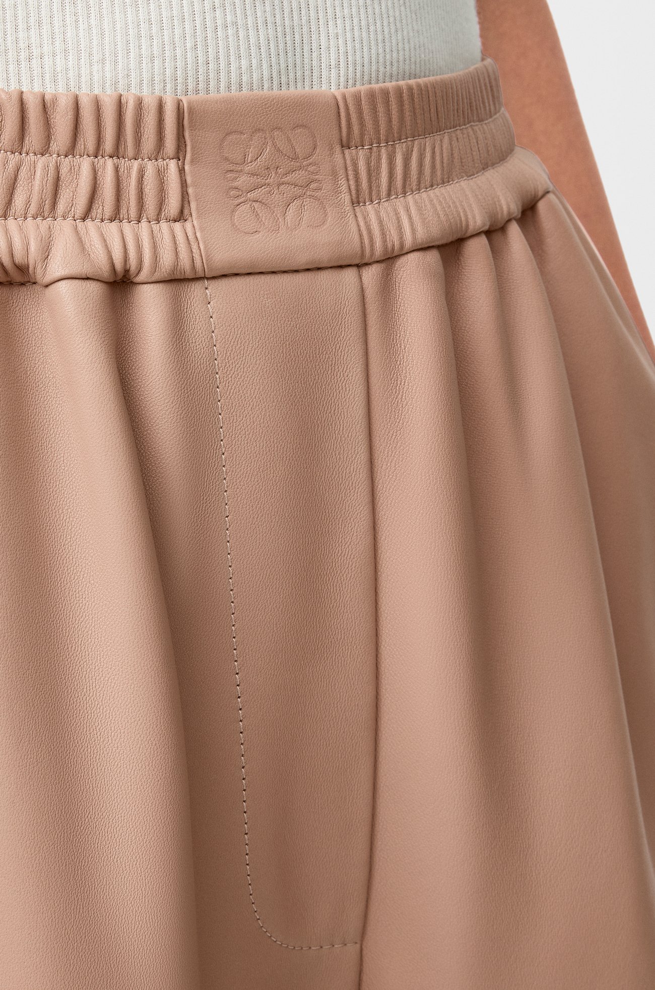 LOEWE Pantalón barrel en piel napa de cordero Beige