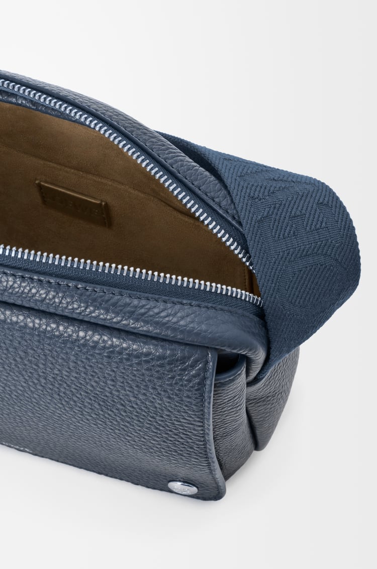 LOEWE ペブル メッセンジャーバッグ ミディアム（サプルグレインカーフ） インディゴダイ
