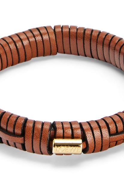 LOEWE Woven bangle in brass and classic calfskin 棕褐色 plp_rd