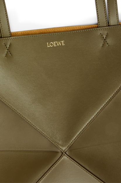 LOEWE Puzzle Fold Tote Bag aus glänzendem Kalbsleder Dunkles Khakigrün plp_rd