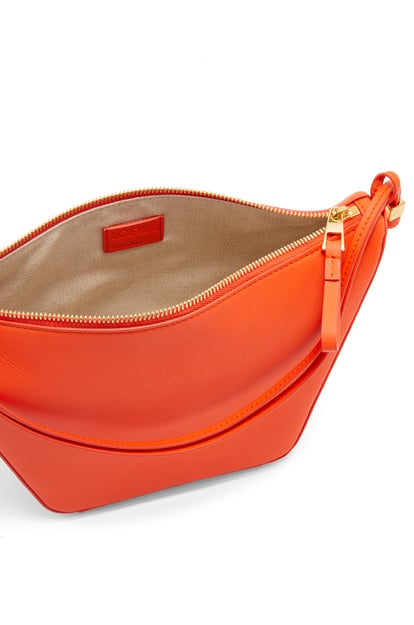 LOEWE Mini Hammock Hobo bag in classic calfskin 艷橘色 plp_rd