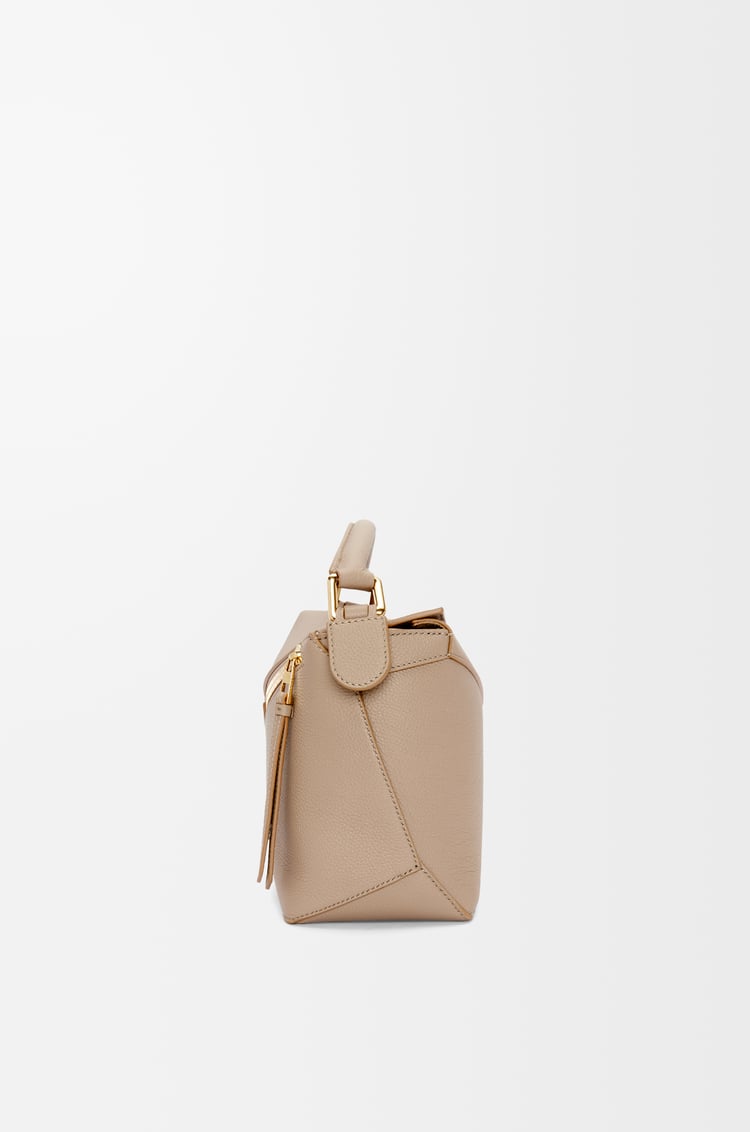 LOEWE Bolso Puzzle pequeño en piel de ternera Arena