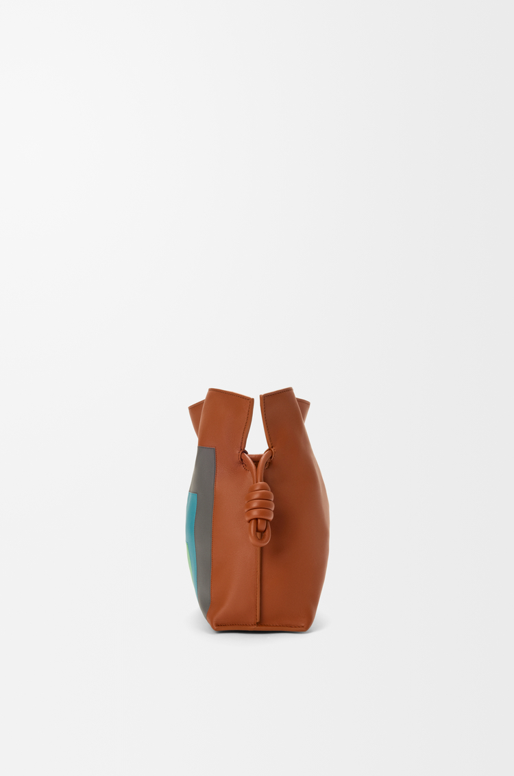 LOEWE Mittelgroße Flamenco Clutch aus Nappa-Kalbsleder Karamell/Helles Grün