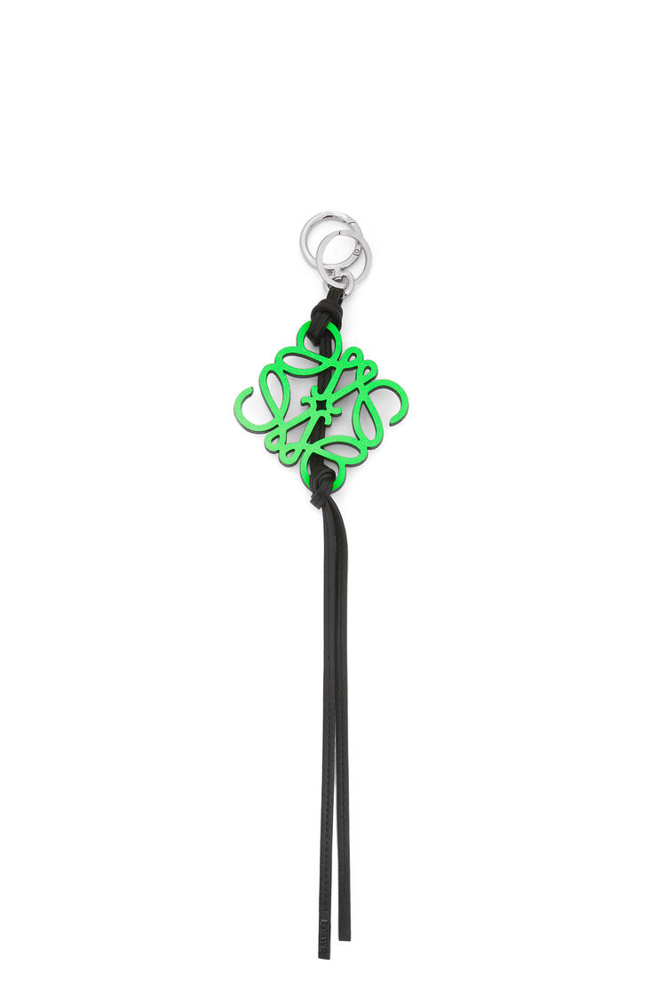 LOEWE Charm de Anagrama en metal y piel de ternera Verde Neon