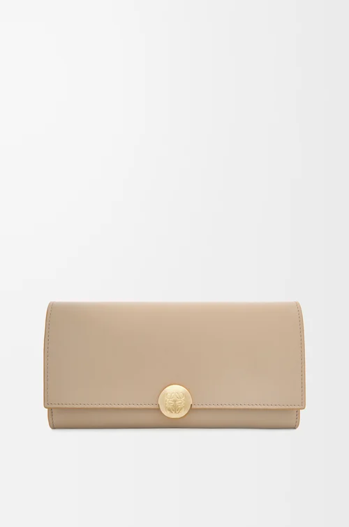 LOEWE Cartera continental Pebble en piel napa de ternera brillante Arena