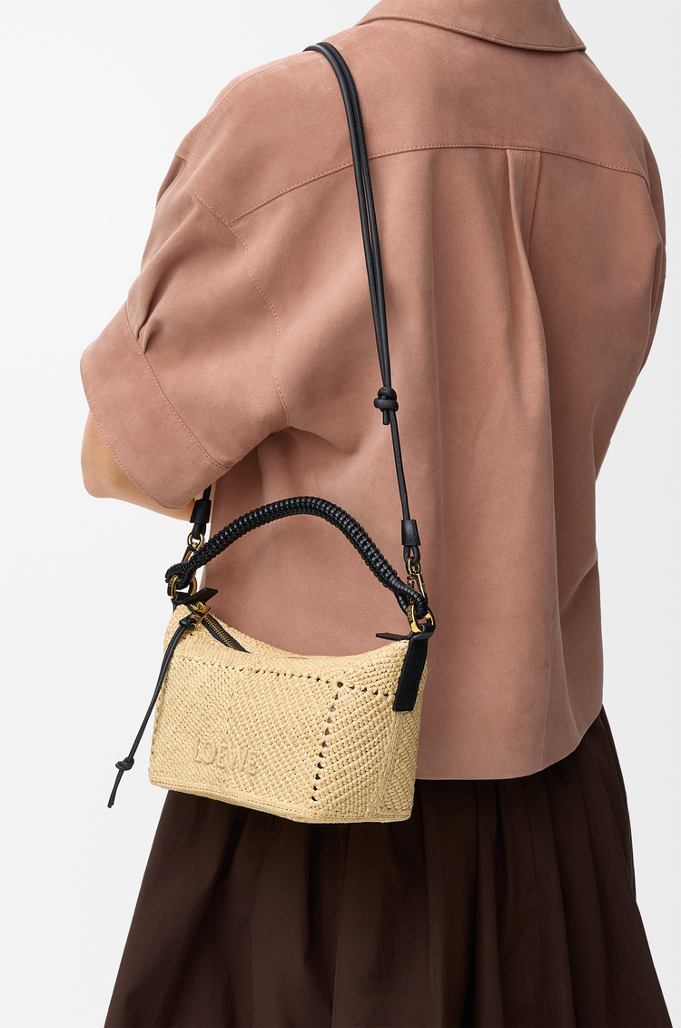 LOEWE Bolso Cala mini en piel de ternera clásica y rafia Natural/Negro