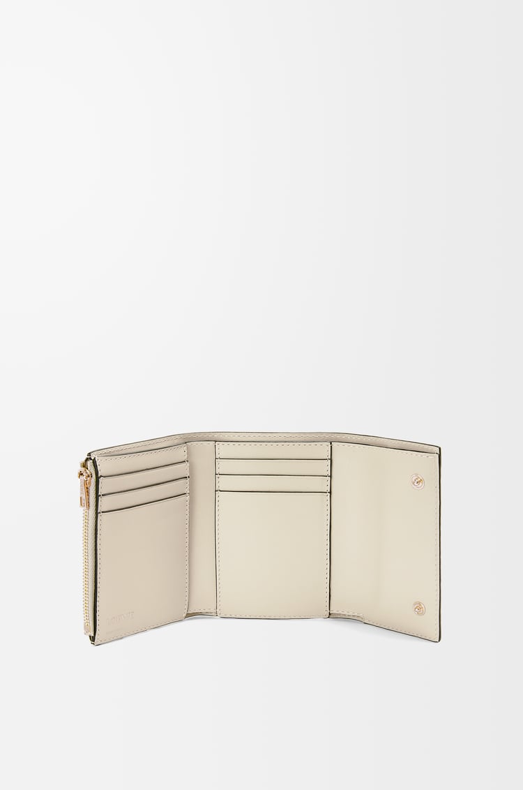 LOEWE Cartera vertical pequeña Repeat en piel de ternera sedosa grabada Avena Claro
