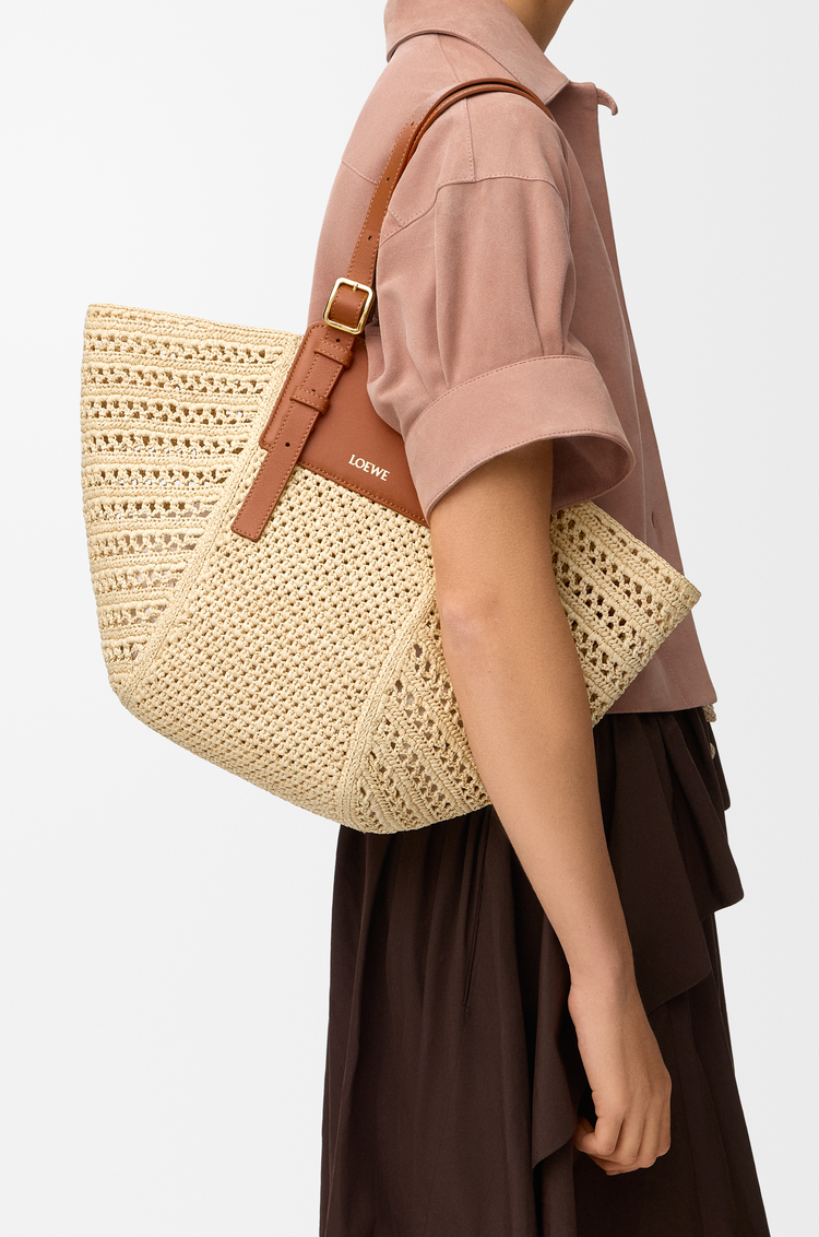 LOEWE Medium Hammock cabas in raffia and calfskin Natural/Tan