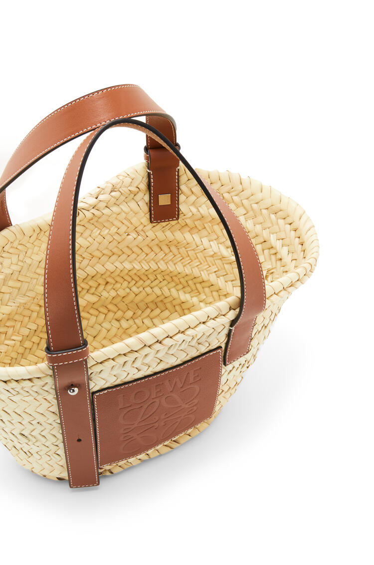 LOEWE Bolso tipo cesta pequeño en hoja de palma y piel de ternera Natural/Bronceado