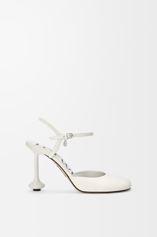 LOEWE Zapato de salón con tira en el tobillo en piel de cordero Blanco Anthurium