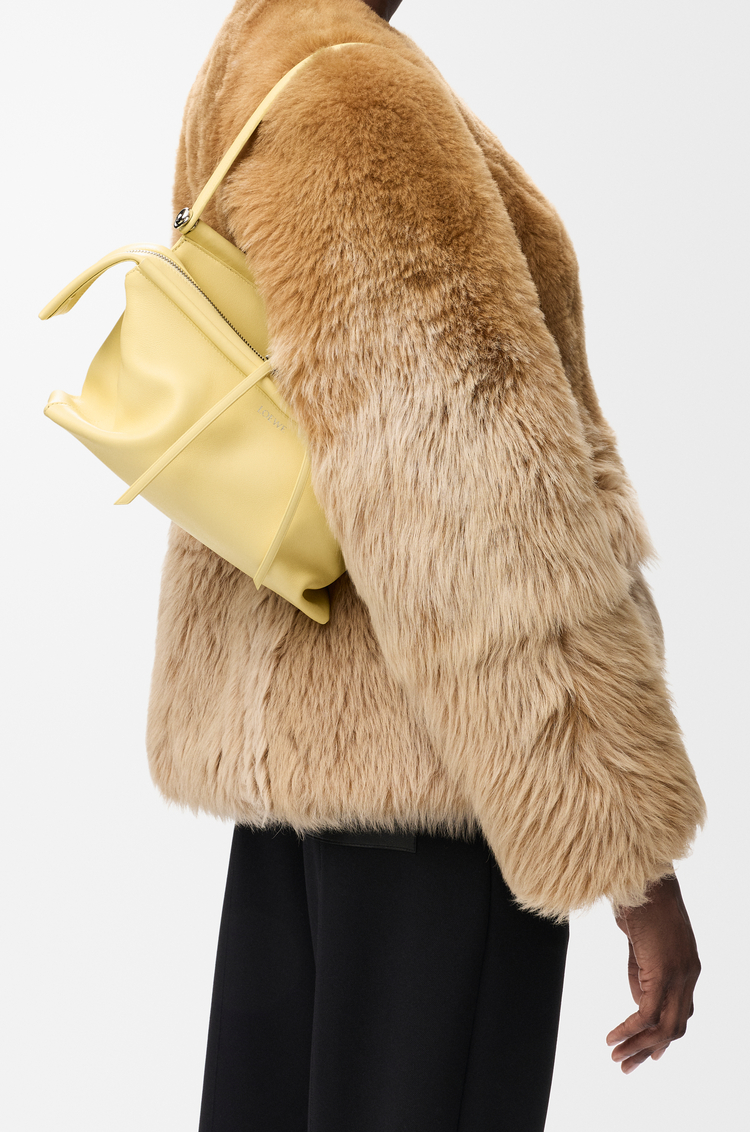 LOEWE Borsa Whisker piccola in pelle di vitello smaltata Vaniglia
