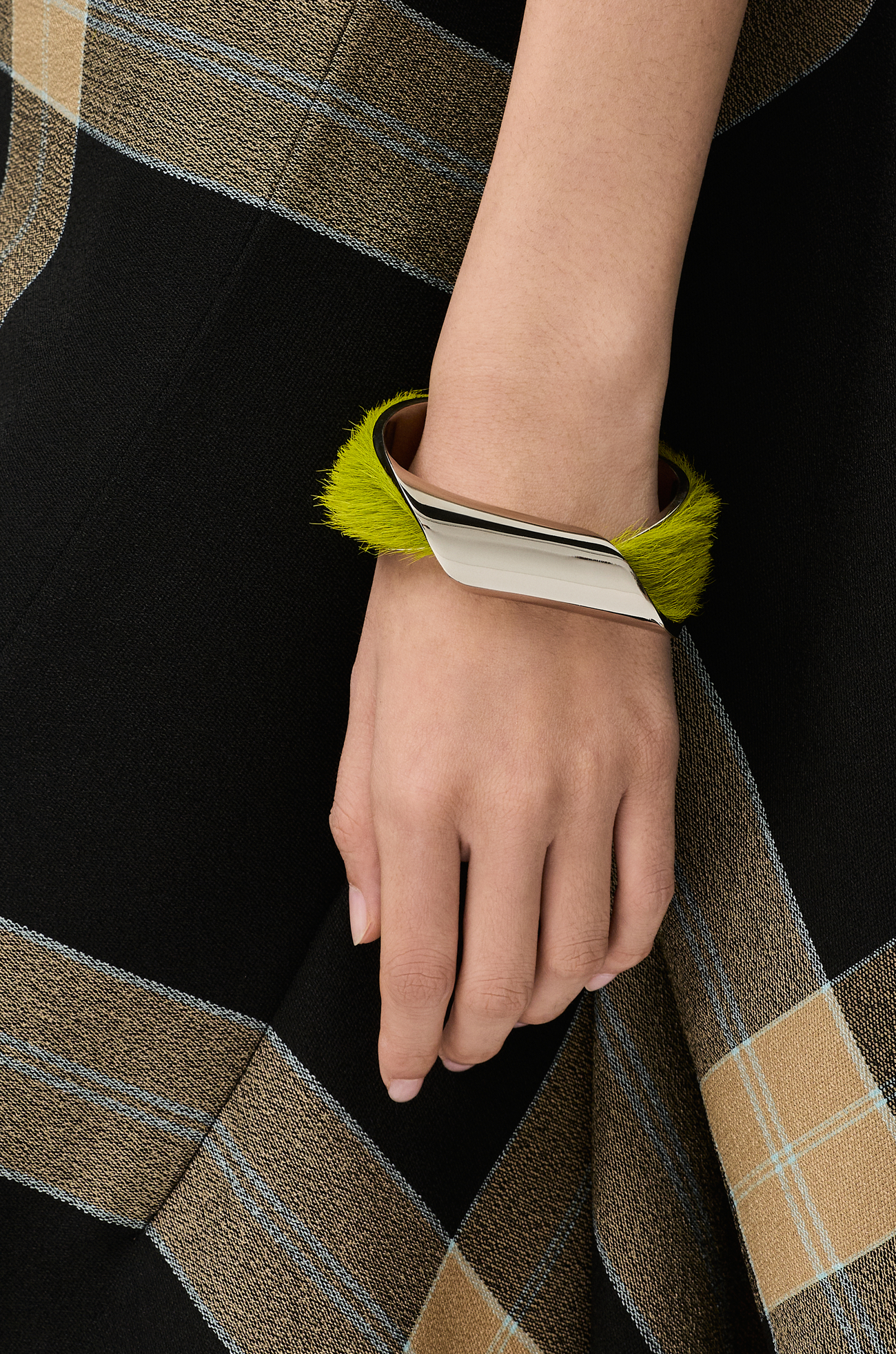 LOEWE Brazalete fino de diseño trenzado en piel de ternera con pelo Plateado/Lima