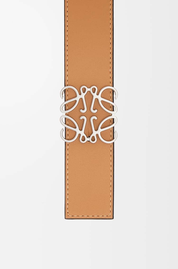 LOEWE Cinturón reversible en piel de ternera lisa con Anagrama Piedra Oscuro/Desierto Cálido
