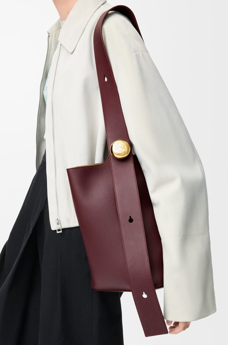 LOEWE 中号光滑牛皮革 Pebble Bucket 水桶手袋 深酒红
