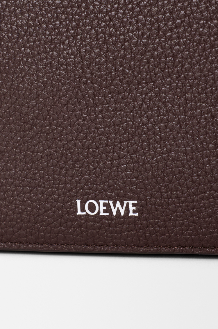LOEWE 中号柔软粒面牛皮革 Pebble 邮差包 巧克力色