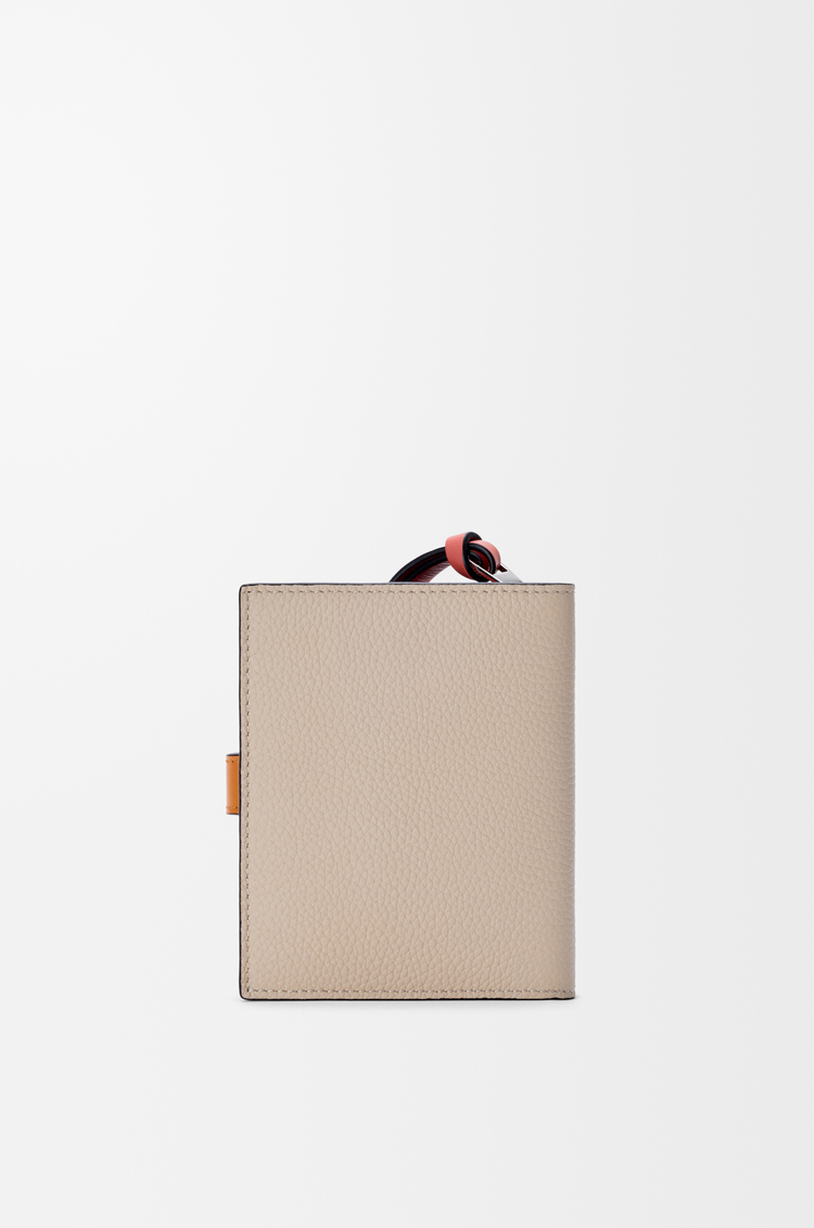 LOEWE Cartera compacta con cremallera en suave piel de ternera graneada Avena Claro/Miel
