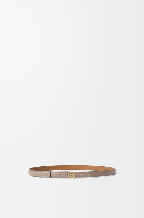 LOEWE Cinturón Anagram en piel de ternera graneada Arena/Dorado